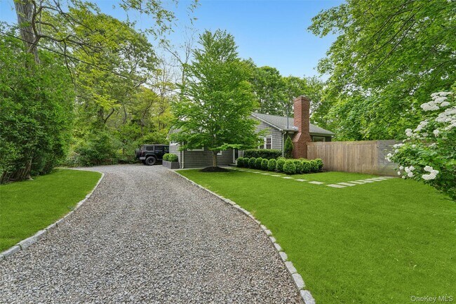 Building Photo - 689 Main St