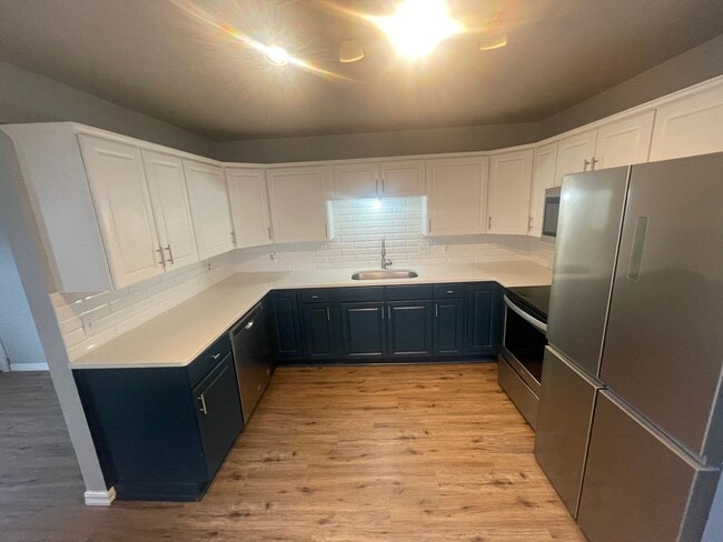 Building Photo - 2 bed, 1 bath all updated and includes ful...