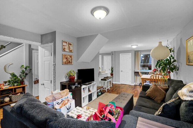 Building Photo - 138 Naubuc Ave