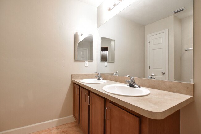 Building Photo - Wood's Edge South Townhouse – 2BR/2BA with Over 1,000 Sq. Ft. | Pet Friendly & Prime Location!