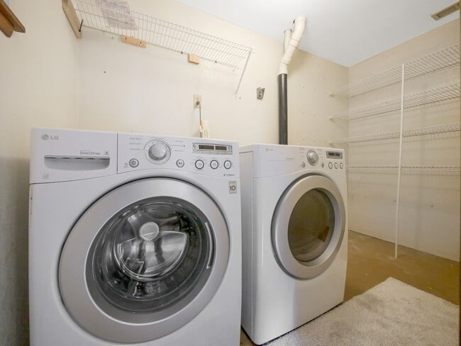 Building Photo - 3 Bed and 2 Bath Stunning Family Home is A...