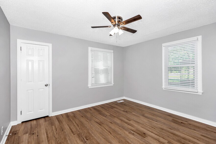 Building Photo - 914 Linwood Dr NW