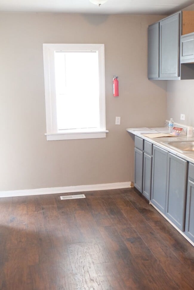 Building Photo - BEAUTIFUL HOME WITH 2 CAR GARAGE LOCATED I...