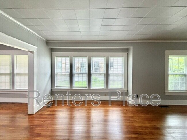 Building Photo - 204 S Birch St