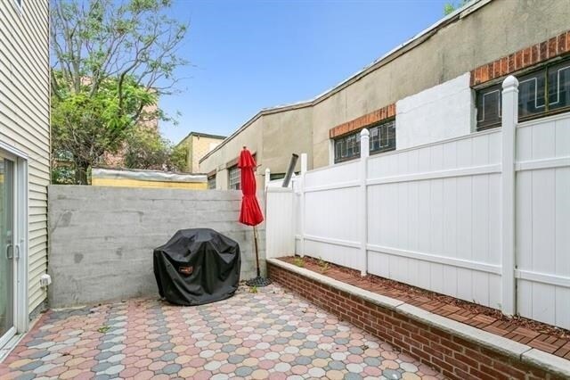 Building Photo - 320 6th St