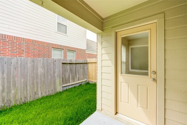 Building Photo - 14839 Fir Knoll Way