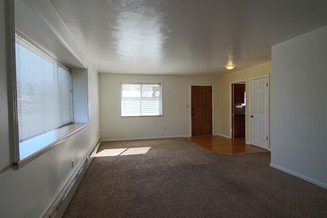 Building Photo - 2565 Willow Ln