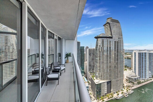 Building Photo - 485 Brickell Ave