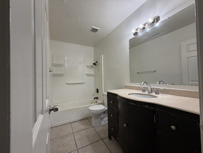 Building Photo - 560 S Quince Ave