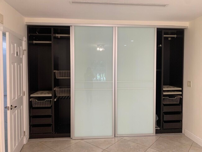 Building Photo - 2016-2018 NE 14th Ct