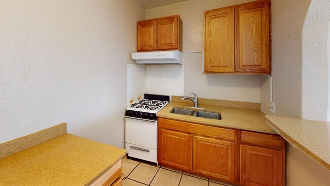 Building Photo - Centrally located 1 Bedroom Santa Fe apart...