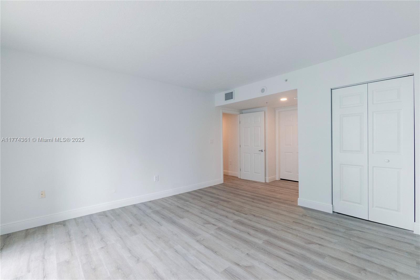 Building Photo - 1155 Brickell Bay Dr