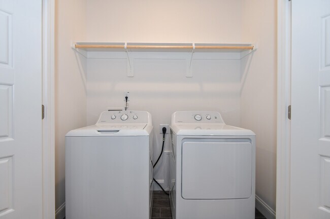 Building Photo - 1739 Crest Rd