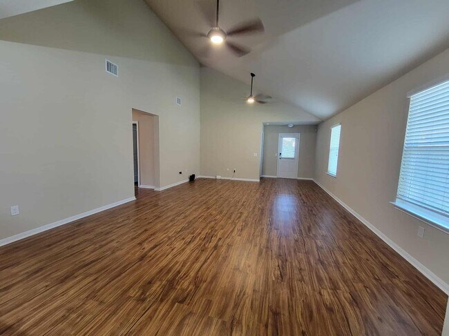 Building Photo - 213 Camellia Dr
