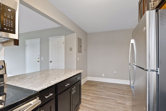 Building Photo - Remodeled 2 bed featuring new kitchen