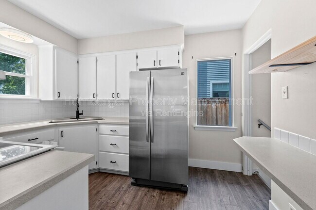 Building Photo - 807 E 40th Ave