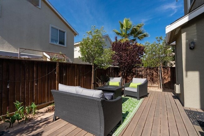 Building Photo - Stunning Updated Alameda Home w/ Backyard Deck & Custom Features