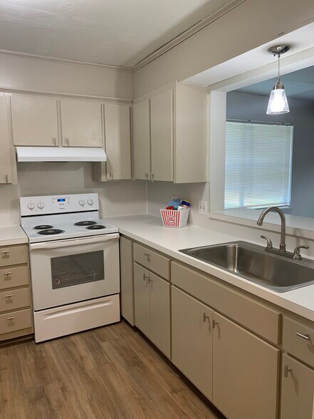 Building Photo - 902 W Edgewater St