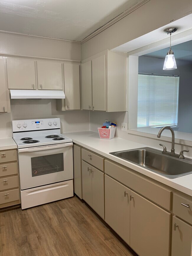 Building Photo - 902 W Edgewater St