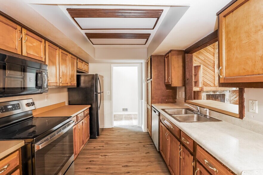 Building Photo - 6651 Windwood Cir