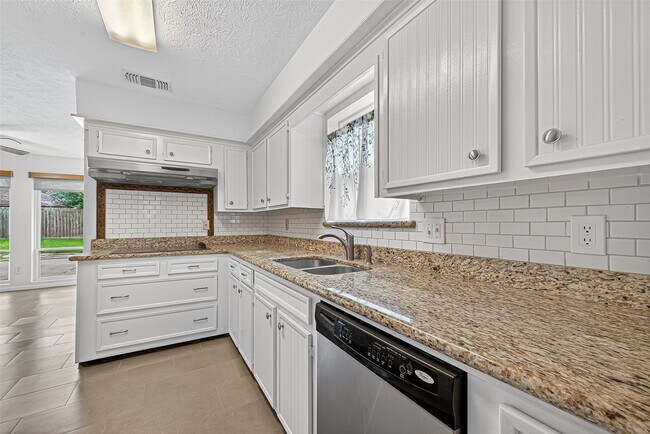 Building Photo - 21422 Park Willow Dr