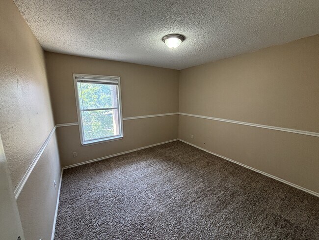 Building Photo - 5850 Spring Pebble