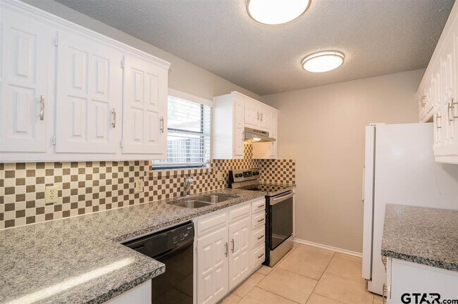 Building Photo - 5825 Hollytree Dr