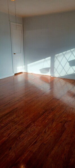 Hard wood beautiful floor - 210 N Penn St