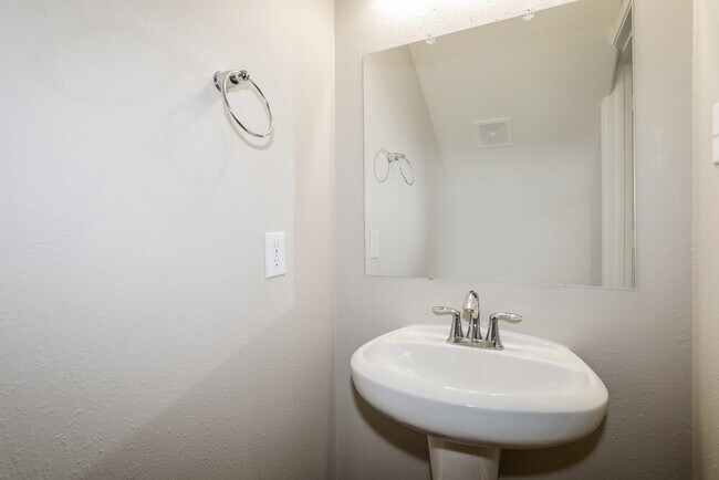 Building Photo - 33103 Cottonwood Bend