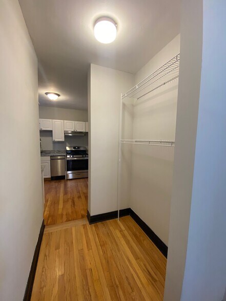 Building Photo - 5542 W Leland Ave
