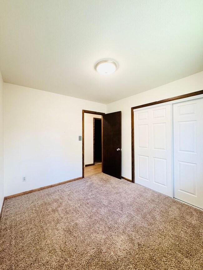 Building Photo - GREAT LOCATION! 2Bed, 1 Bath Bright and Sp...