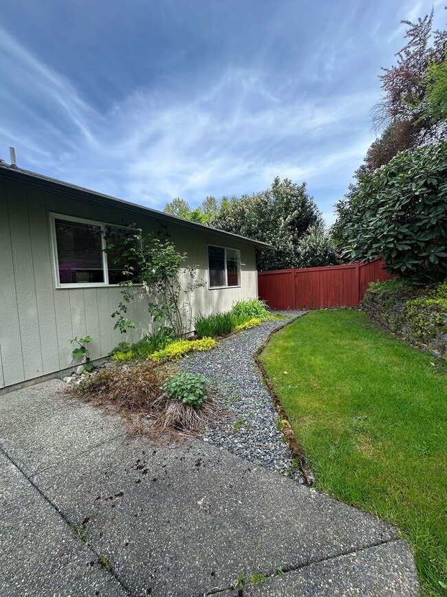 Building Photo - Granite Falls Rambler