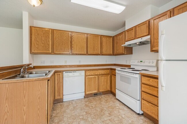 Building Photo - 3 bed 2 bath duplex with sprinkler system