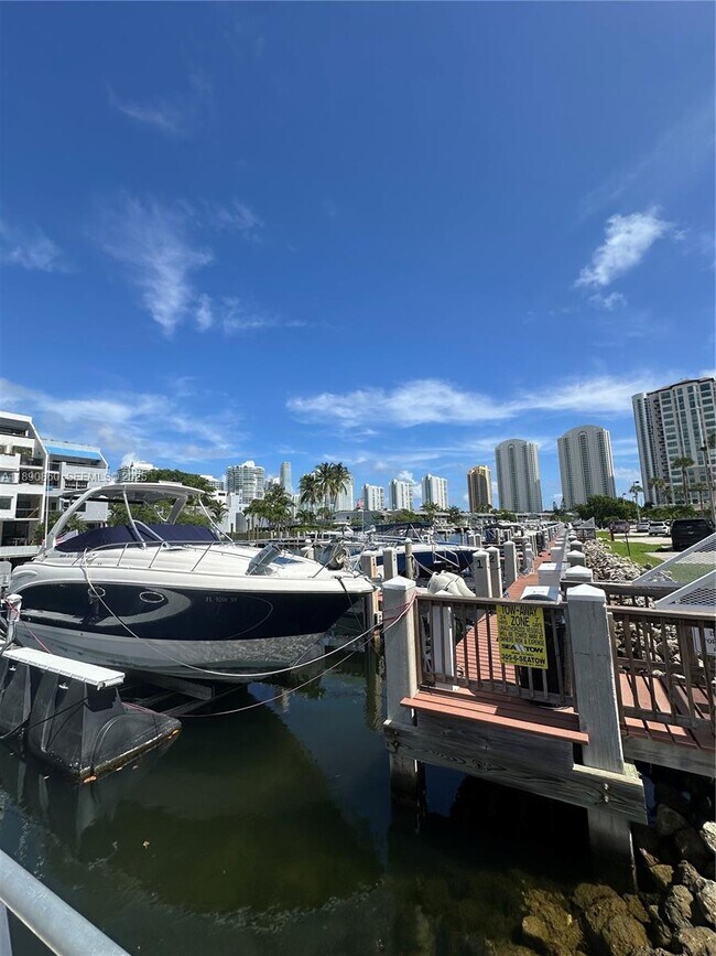 Building Photo - 400 Kings Point Dr