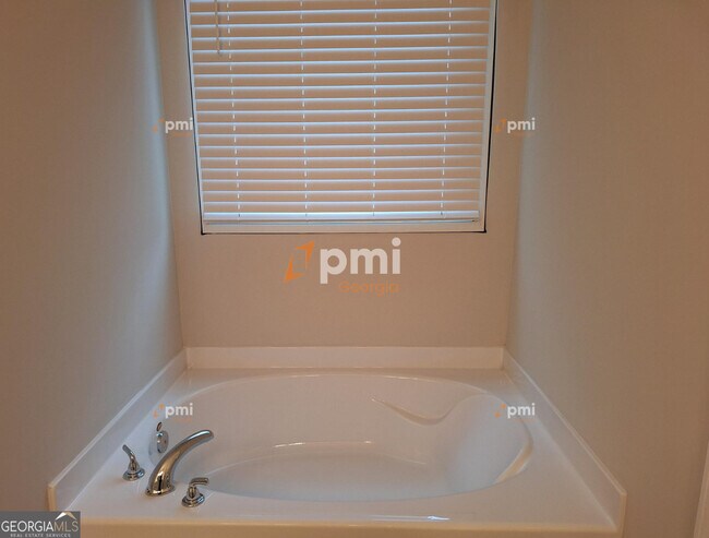 Building Photo - 3658 Madison St