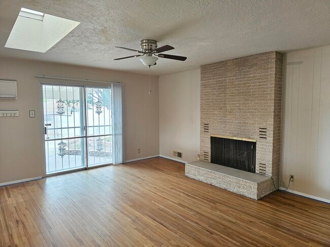 Building Photo - 2701 Cagua Dr NE