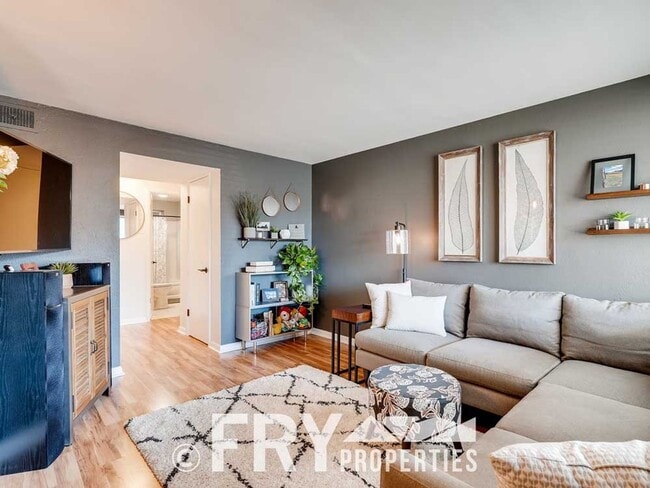 Building Photo - Updated Condo in Highlands Square