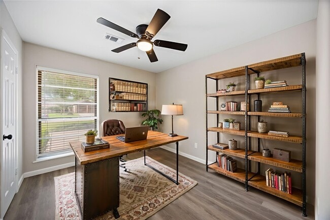 Building Photo - 8826 Tanager St