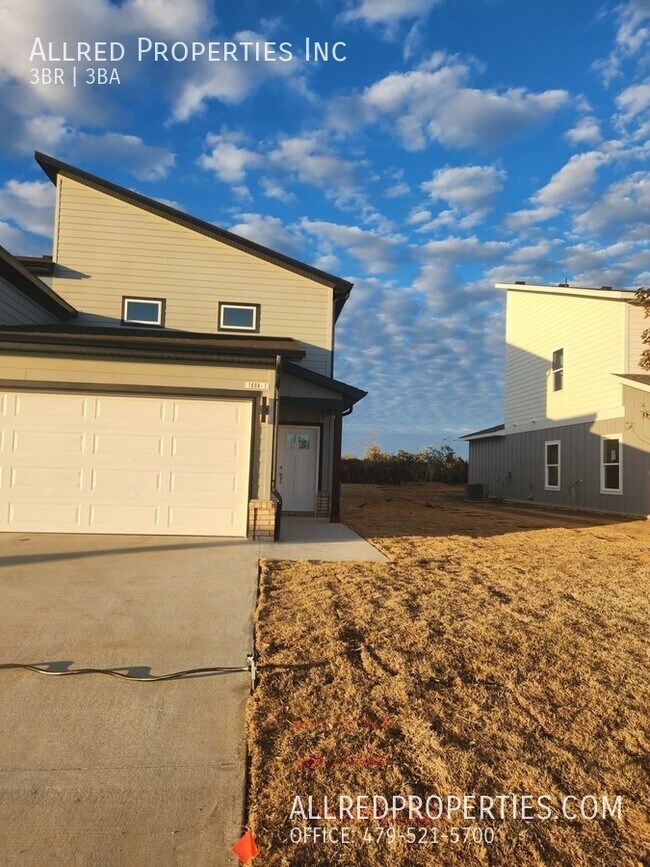 Building Photo - 1608 Casuarina Dr