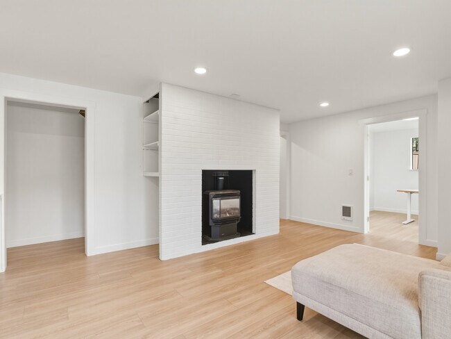 Building Photo - 1366 SE High Ridge Ct