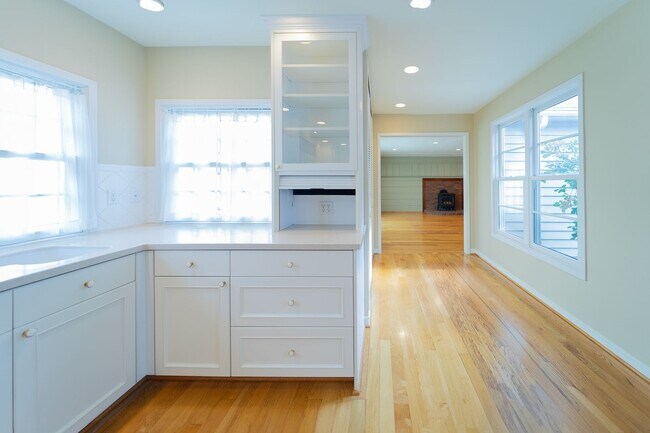 Building Photo - Charming and Well-Maintained Home in a Serene Neighborhood