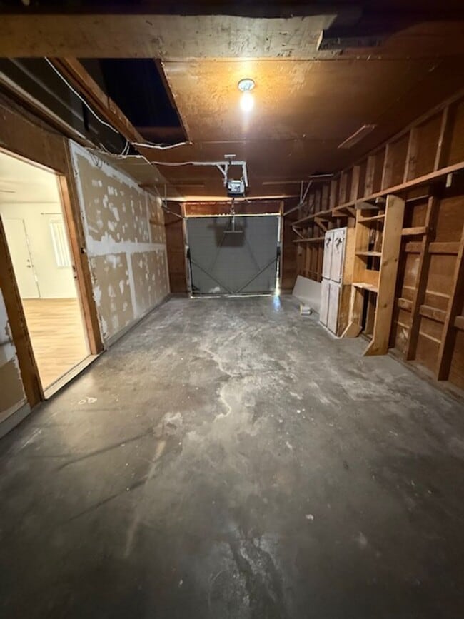 Building Photo - 3 bedroom 1 bath home with 1 car garage an...