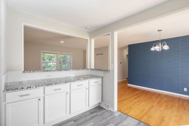 Building Photo - Move in special!! Beautiful 3BR/2BA w/ Garage & Fenced Yard