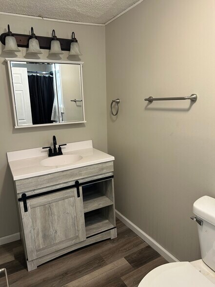 Building Photo - 821 E Woodlawn St