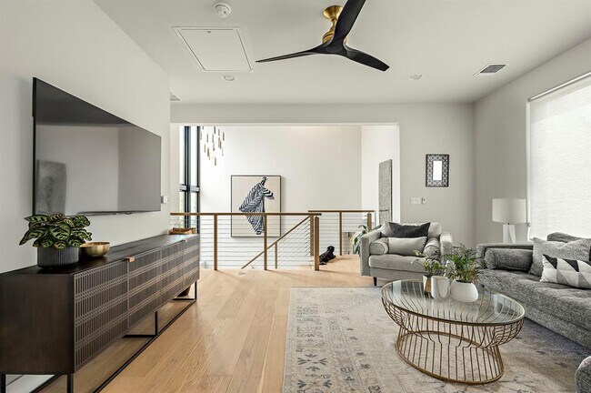 Building Photo - 2116 Kenwood Ave