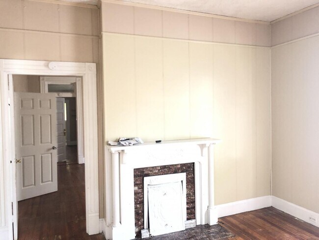 Building Photo - UK STUDENTS WELCOME! 5 Bedrooms, 2 Full Baths. UK CAMPUS ON WOODLAND AVE!