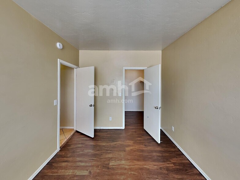 Building Photo - 501 W Placita Durango