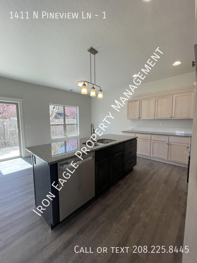 Building Photo - 1411 N Pineview Ln