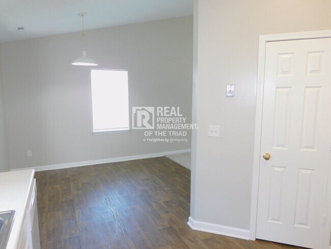 Building Photo - Beautiful 3BR/2BA Home in Southeast Greens...