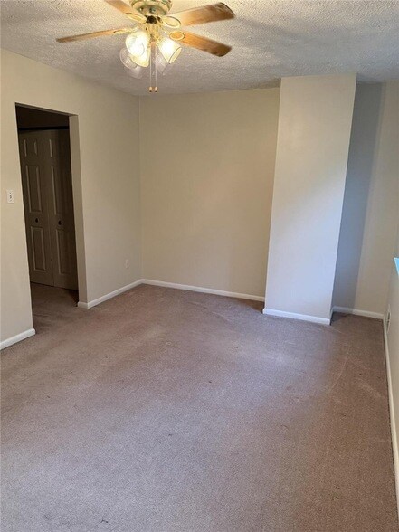 Building Photo - 210 Woodhaven Dr